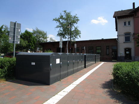 Bild vergrern: Fahrradboxen am Bahnhof