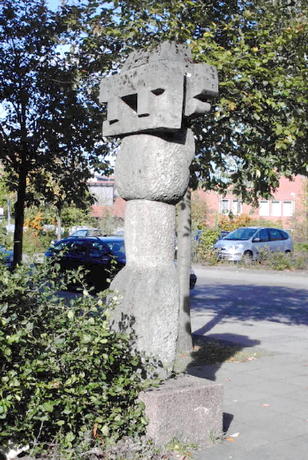 Bild vergrößern: Die Skulptur „Karyatide” von Max Saug können Sie in der Nähe des Postamtes in der Poststraße 5 besichtigen.