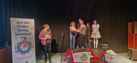 Das Foto zeigt die Siegerehrung, &Uuml;bergabe an die Siegerin Antonia Josefa durch Ralf Sievers von der Stadt Walsrode