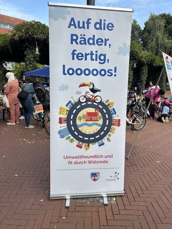 Bild vergr��ern: Auf die R�der, fertig, loooos!