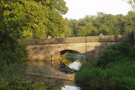 Bild vergrößern: Brücke und Burggraben am Gutshaus