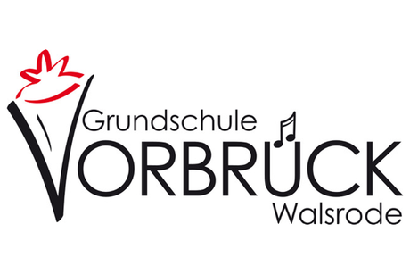 Bild vergr&ouml;&szlig;ern: Das Bild zeigt das Logo der 'Grundschule Vorbr&uuml;ck Walsrode'. Der Schriftzug 'Vorbr&uuml;ck' ist gro&szlig; und fett gedruckt, w&auml;hrend 'Grundschule' dar&uuml;ber und 'Walsrode' darunter in kleineren Buchstaben stehen. Der Buchstabe 'V' in 'Vorbr&uuml;ck' ist stilisiert und erinnert an eine Fackel mit einer roten Flamme oben. Der Buchstabe '&Uuml;' in 'Vorbr&uuml;ck' hat zwei Noten anstelle der Punkte &uuml;ber dem Buchstaben.