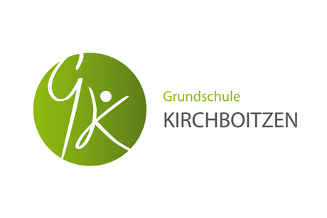 Bild vergr&ouml;&szlig;ern: Das Bild zeigt das Logo der Grundschule Kirchboitzen. Es besteht aus einem gr&uuml;nen Kreis, in dem stilisierte wei&szlig;e Buchstaben 'G' und 'K' zu sehen sind. Rechts neben dem Kreis steht der Text 'Grundschule' in gr&uuml;ner Schrift und darunter 'KIRCHBOITZEN' in grauer Schrift.