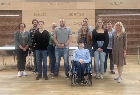 Bild vergr&ouml;&szlig;ern: v.l. Elke B&auml;&szlig;mann, Fabian Fulde, Jannik Scherer, Sonja Rose (Personalrat), Lars Norden, Fin Friedling, Cristine Idrizaj, S&ouml;nke Stalle (Jugend- und Auszubildendenvertretung), Johanna Niemeyer, Helma Sp&ouml;ring, Daniela Clausing