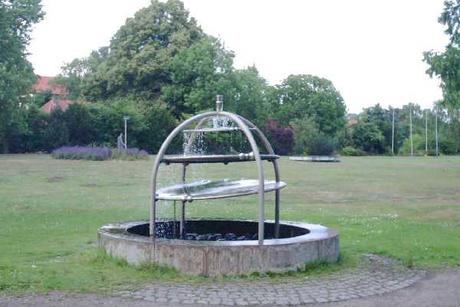 Bild vergrößern: Das Kunstwerk „Planetarische Kreisbahnen” von Wolfgang Schroeder befindet sich in der Grünanlage am Klostersee.