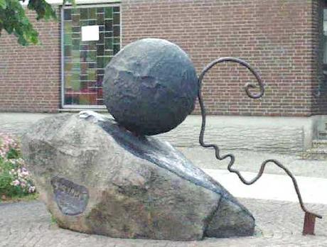 Bild vergrößern: Der „Sisyphus” von Mohammed Abla befindet sich Ecke Moorstraße/Brückstraße.