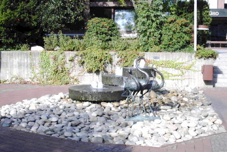 Bild vergrößern: Der Brunnen und die „3 Flamingos” sind auf dem Rathausvorplatz, Lange Straße 22, zu bewundern.