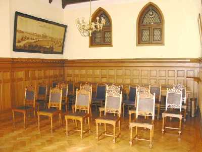 Bild vergrößern: Hinter dem Brautpaar können auf den alten Stühlen der Walsroder Ratsherren die Gäste sitzen und die Trauung verfolgen. Im linken Bildteil sehen Sie die Nachbildung des Merian-Stiches von Walsrode.