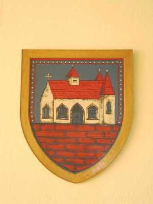 Bild vergrößern: Das mittelalterliche Rathaus als besonderes Symbol im Wappen von Walsrode; dieses handgemalte Wappen auf Buchengrund hängt zwischen den beiden Bildern von Walsrode.