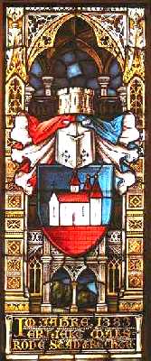 Bild vergrößern: Das rechte Buntglasfenster stellt in den Stadtfarben blau und rot das Stadtwappen dar. Im Jahre 1383 n. Chr. erhielt Walsrode das Stadtrecht.